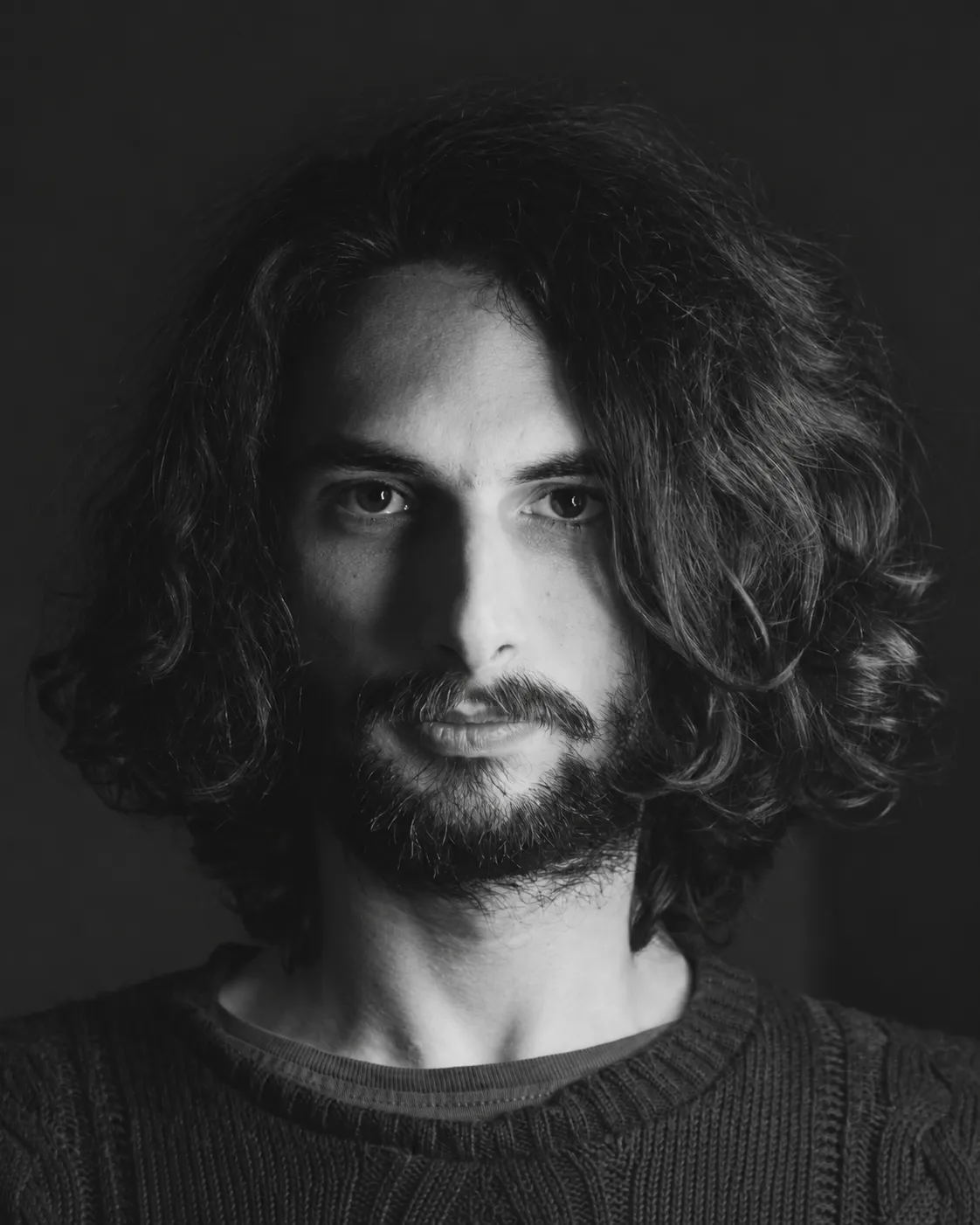 Black-and-white portrait of the artist behind Inizio del Rumore